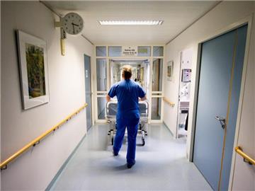 Der Samstag ist für Krankenhausmitarbeiter ein Werktag. Foto: Daniel Bockwoldt/dpa