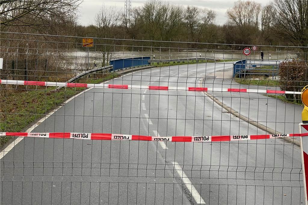 Sorge um Heckrinder in den Lippeauen: Schaulustige gefährden Tiere Der Sandbochumer Weg ist für Schaulustige gesperrt und damit auch für alle anderen Fußgänger und Radfahrer.