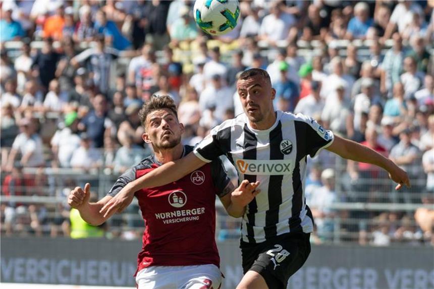 Nürnberg feiert Rekordaufstieg - „Das Werk ist geschafft“ Der Sandhausener Philipp Förster (r) im Zweikampf mit dem Nürnberger Tim Leibold. Foto: Daniel Maurer