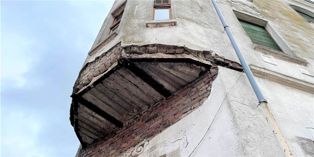 Zu früh gefreut: Dortmunder Problemhaus bleibt vorerst ein Schandfleck Der Sanierungsstau an der Immobilie ist groß. Doch noch ist nicht klar, ob und wann ein neuer Investor das Denkmal übernimmt.