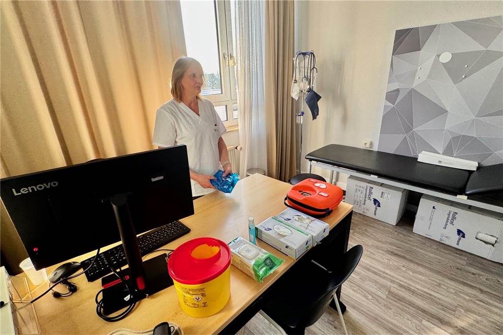 Aufnahmeeinrichtung für Flüchtlinge an der Schleefstraße wird bezogen Ein Behandlungszimmer.