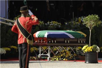 Der Sarg der verstorbenen Anti-Apartheidskämpferin ist mit der Nationalflagge bedeckt. Foto: Themba Hadebe/AP
