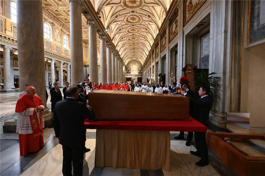 Jetzt live: Trauerfeier für Papst Franziskus beginnt: Sarg vor Altar aufgestellt Der Sarg des verstorbenen Papst Franziskus beim Ritus der Beisetzung in der Basilika Santa Maria Maggiore. Unter Ausschluss der Öffentlichkeit findet die Beisetzung statt.