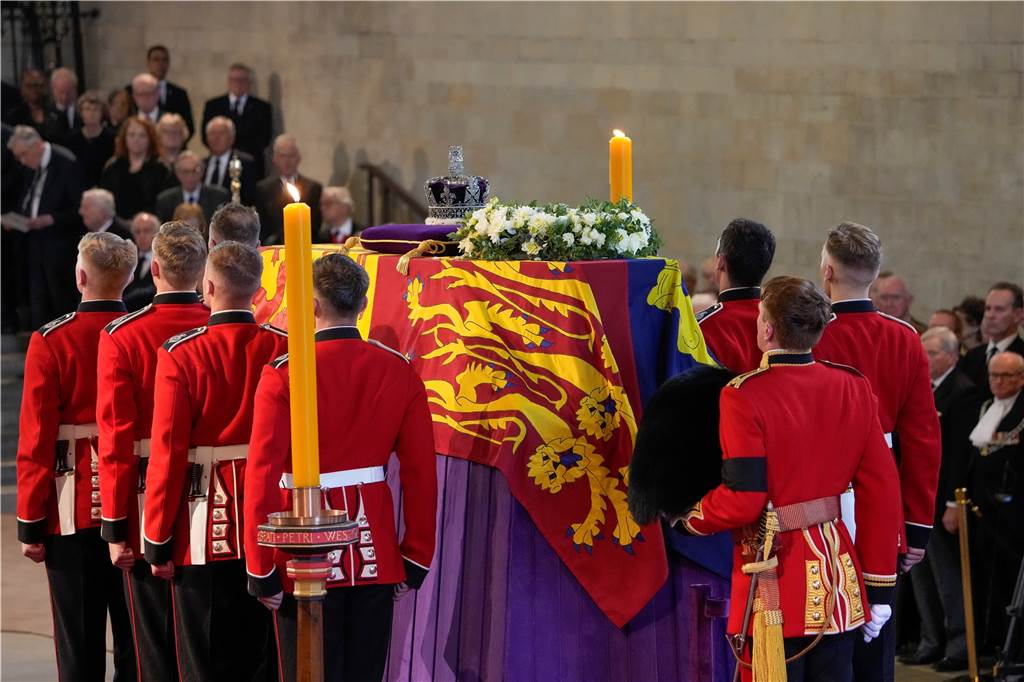 Der Sarg von Königin Elizabeth II. ruht auf einem Katafalk in Westminster Hall.
