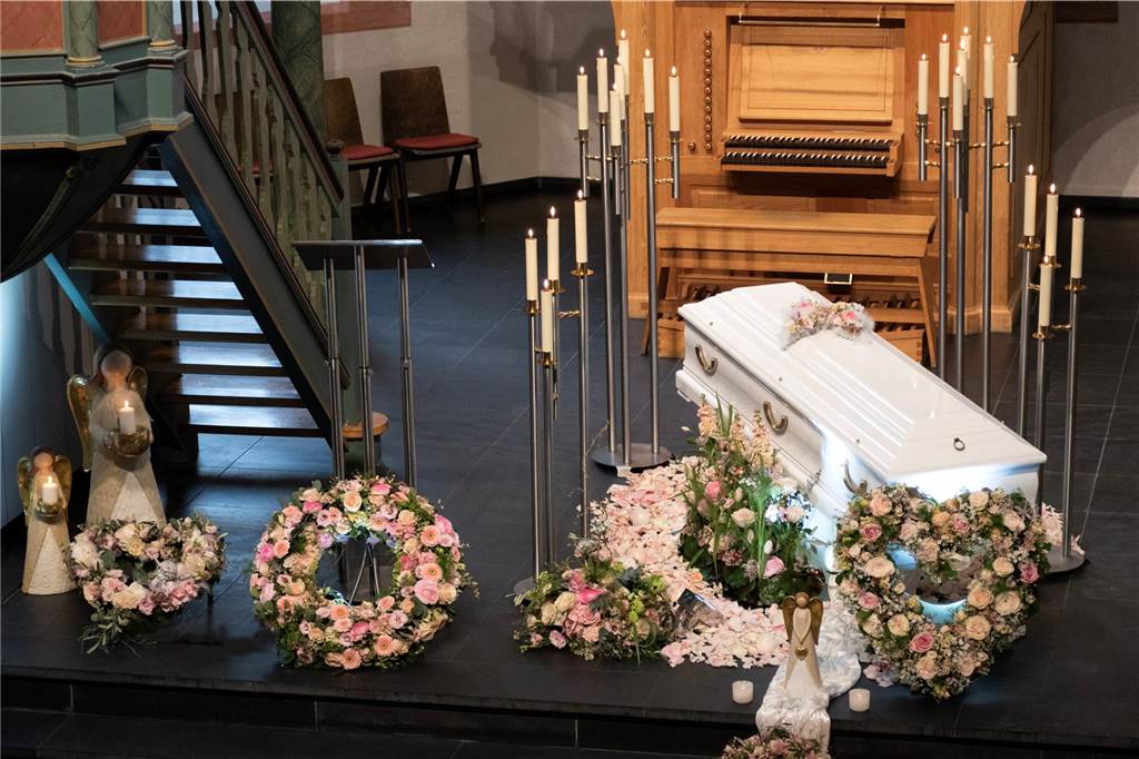 „Unsäglich schwer ums Herz“ - Bewegender Abschied von getöteter Luise Der Sarg von Luise steht in der evangelischen Kirche in Freudenberg