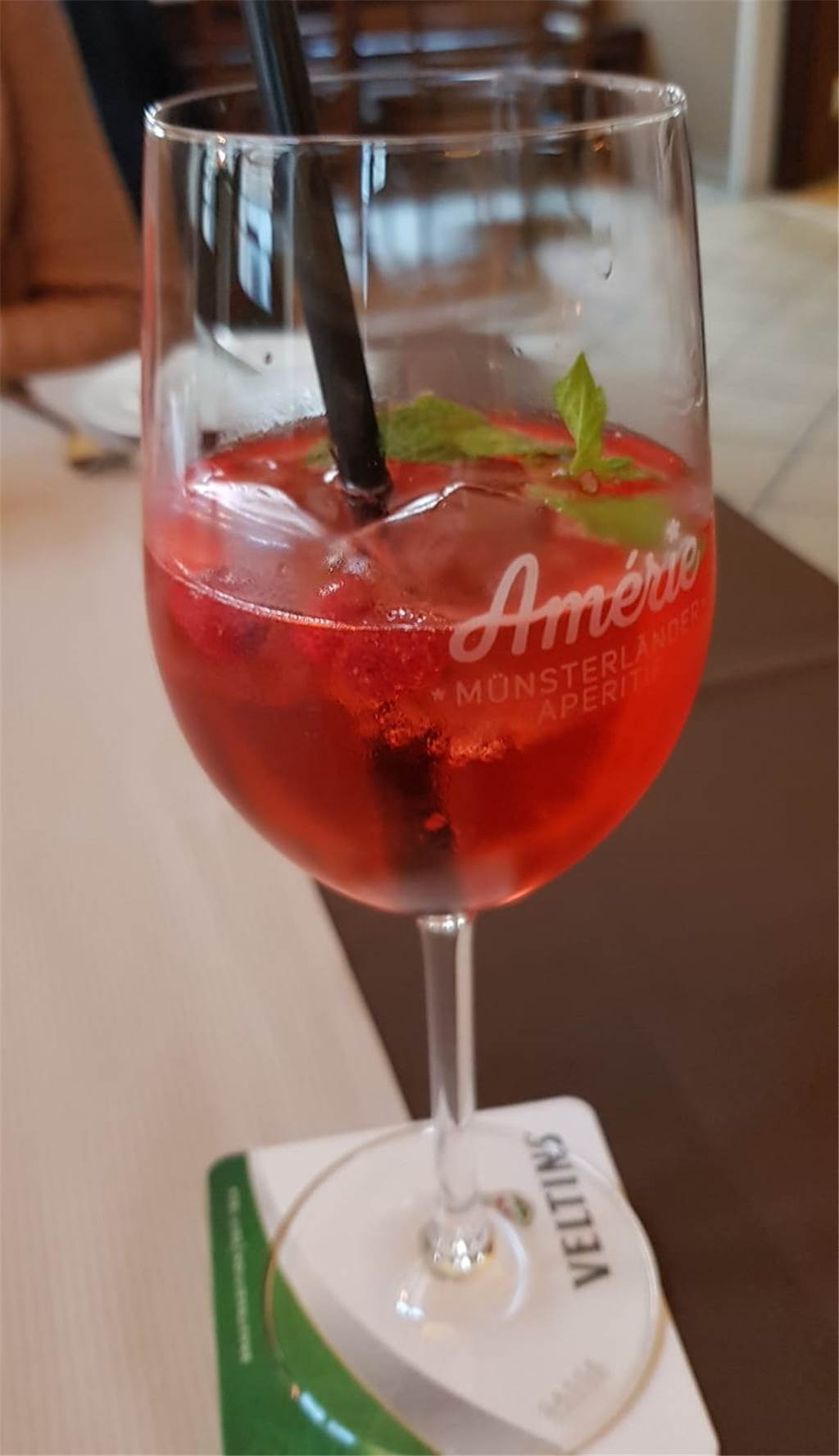 Im Vredener Gasthaus Terrahe gibt es bestes Fleisch vom eigenen Metzger Der Sasse Amerie: Prosecco, Himbeerlikör, eingelegte Walderdbeeren und frische Minze.