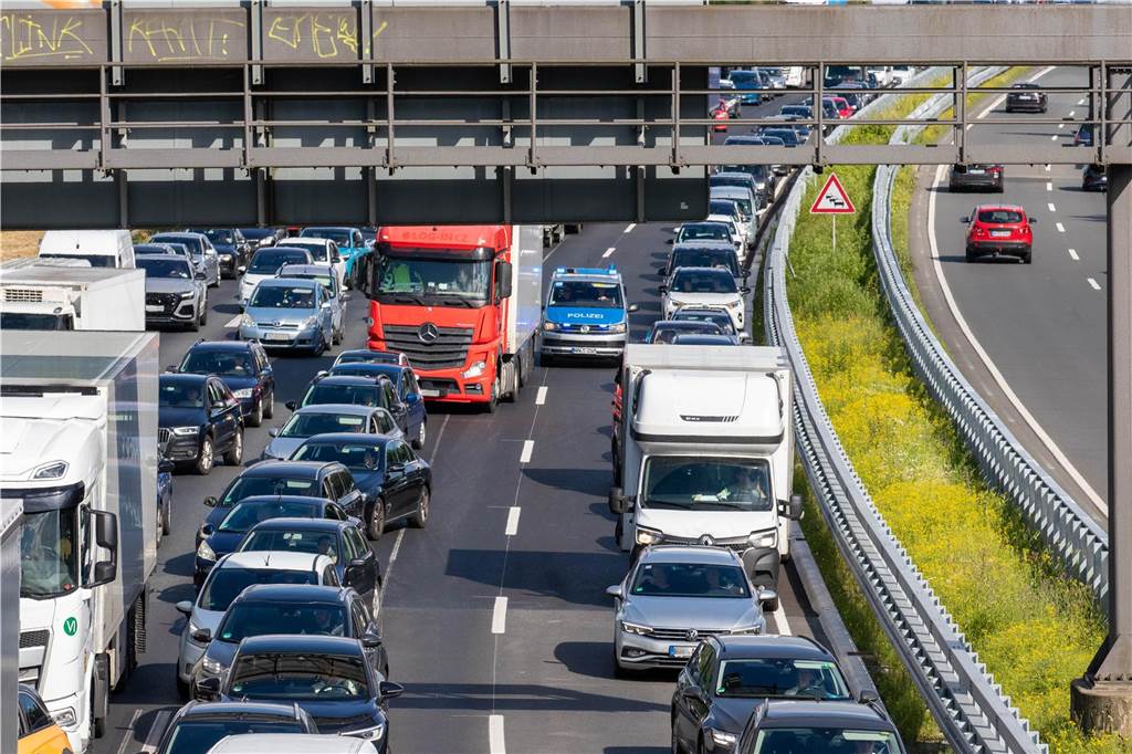 Rettungsgasse auf A2 klappte nicht: So handeln Autofahrer im Stau richtig