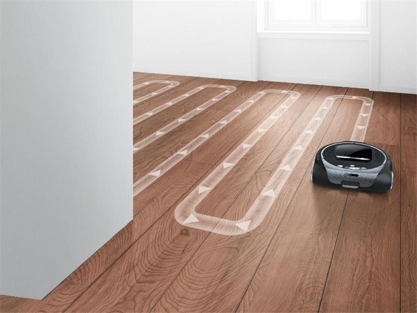 Der Saugroboter Roxxter von Bosch Hausgeräte sucht sich den optimalsten Weg durch das Zimmer. Foto: Katja Lenz/Bosch Hausgeräte/dpa-tmn