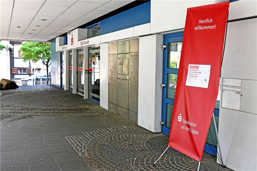 Das müssen Sparkassen-Kunden jetzt wissen Der SB-Bereich an der Südmauer ist seit Montag (4. Juni) komplett dicht. Über das Treppenhaus (hinter dem Aufsteller) erreichen Kunden vorübergehend ihre Berater.
