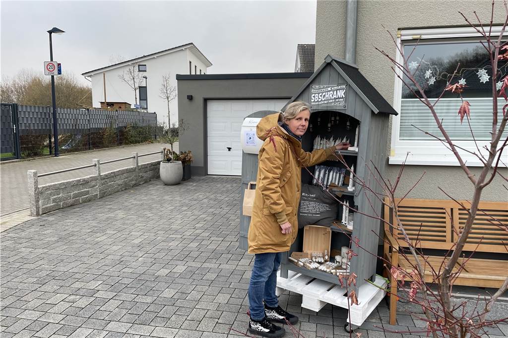 Martina Lohrmann eröffnet neuen Selbstbedienungsschrank in Mengede Martina Lohrmann vor ihrem SB-Schrank.