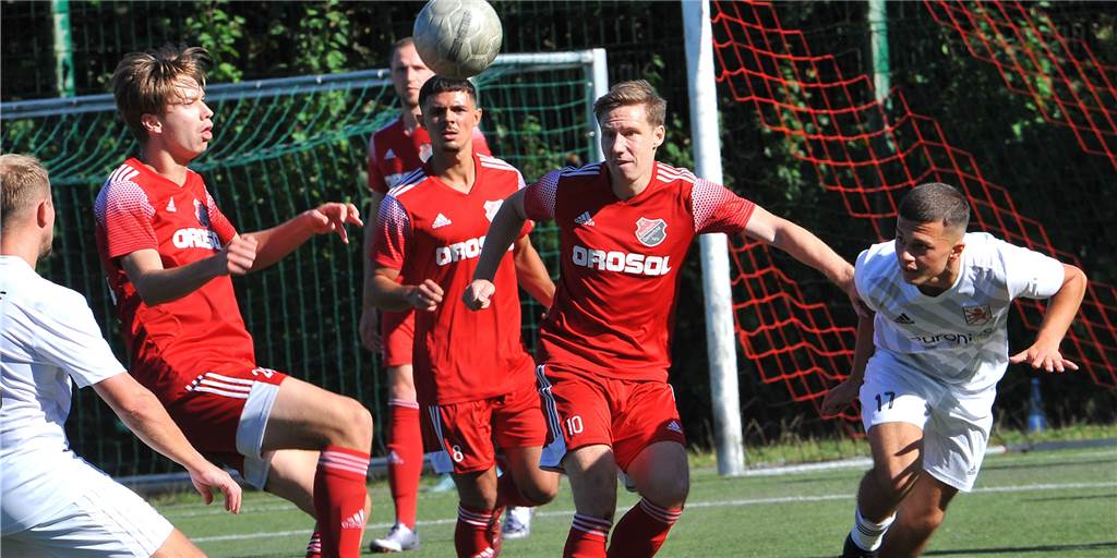 SC Berchum/Garenfeld steht vor hoher Hürde - mit einer Kreispokal-Klatsche im Rücken Spieler des SC Berchum/Garenfeld (rote Trikots) im Duell mit dem SV Hohenlimburg.
