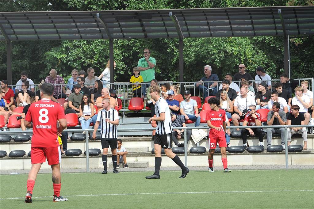Der SC Berchum/Garenfeld hat gegen den SC Hennen mit 4:0 gewonnen.