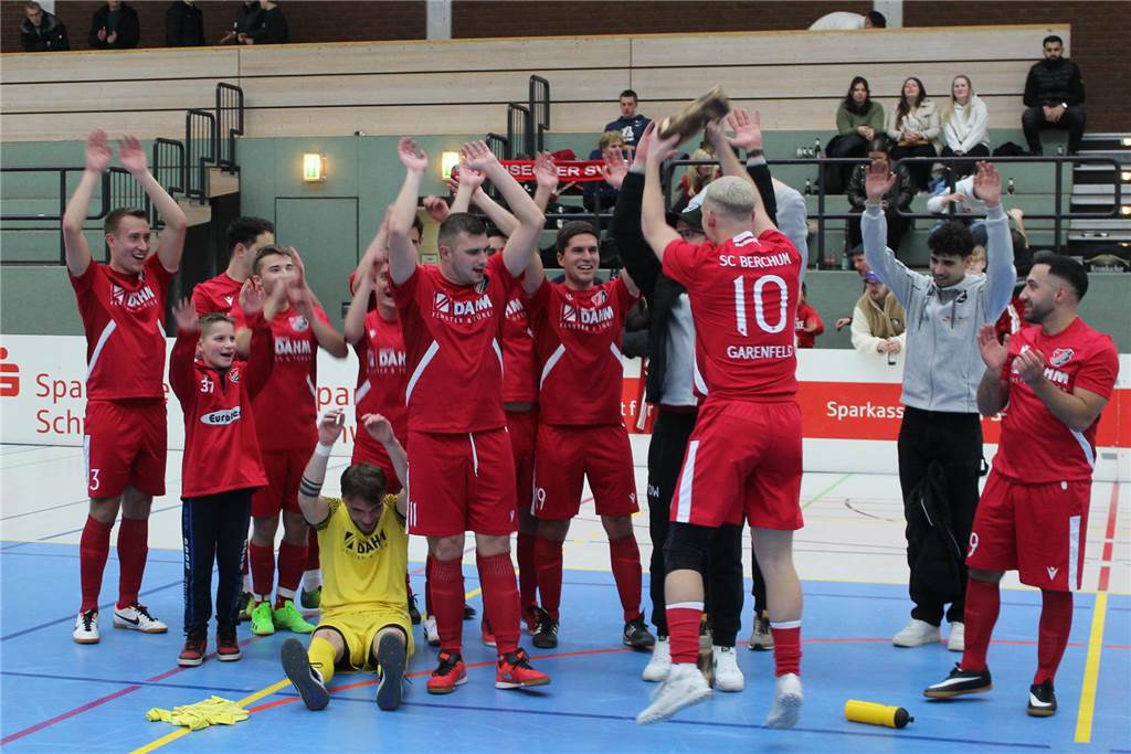 Der SC Berchum/Garenfeld II bejubelte kurz nach Mitternacht die erfolgreiche Titelverteidigung.