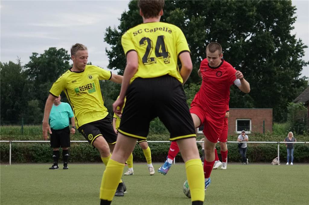 Westfalia Vinnum sorgt für Überraschung bei Stever-Lippe-Cup: SC Capelle scheidet aus Andreas Winkler (l.) im Duell mit Nico Knäpper (r.)