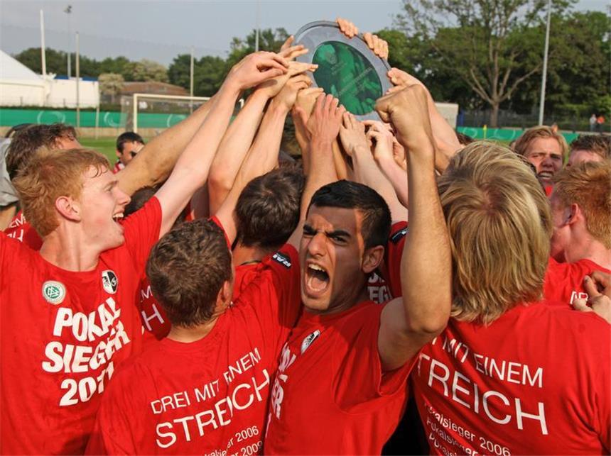 SC Freiburg zum dritten Mal Junioren-Pokalsieger Der SC Freiburg feiert den Finalsieg gegen den FC Hansa Rostock.