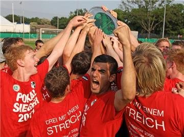 Der SC Freiburg feiert den Finalsieg gegen den FC Hansa Rostock.