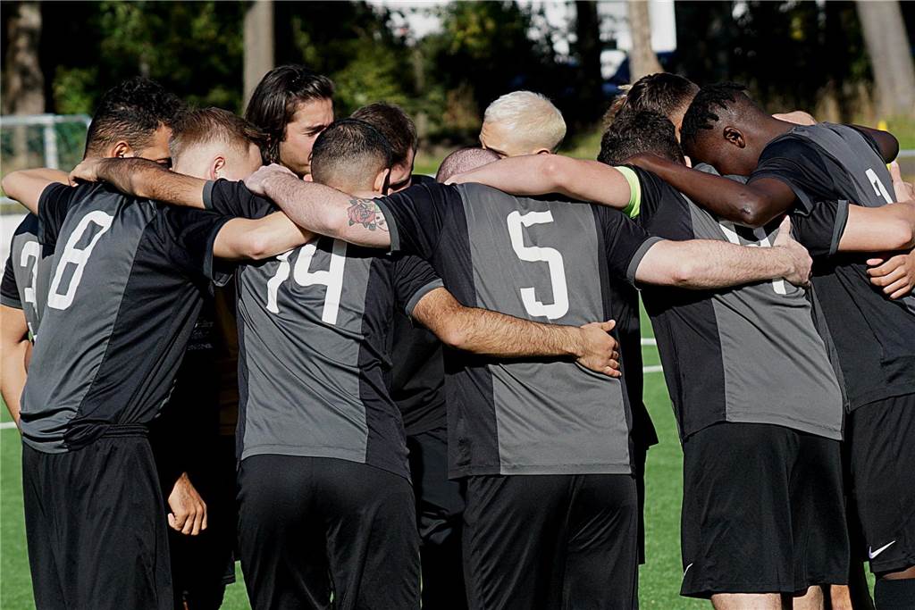 Saisonstart der Fröndenberger Fußballmannschaften in Schulnoten: Nur ein Team überzeugt SC Fröndenberg macht einen Mannschaftskreis.