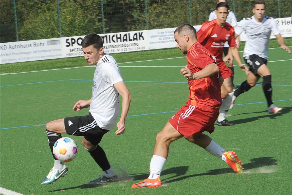 SC Hennen stürzt vom Thron: Beim Torfestival gegen Iserlohner „Star-Ensemble“ chancenlos Der SC Hennen, hier am Ball, unterlag dem Aufstiegsfavoriten VTS Iserlohn im Kreisliga-A-Spitzenspiel mit 3:7.