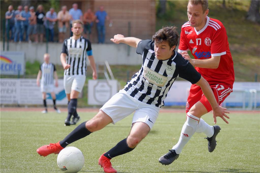 Erst war’s „super-gut“, dann wurde fleißig experimentiert Der SC Hennen, hier mit Neuzugang Noah Culduz (li.), musste im Testspiel gegen den BSV Menden die Überlegenheit des klassenhöheren Gegners anerkennen.