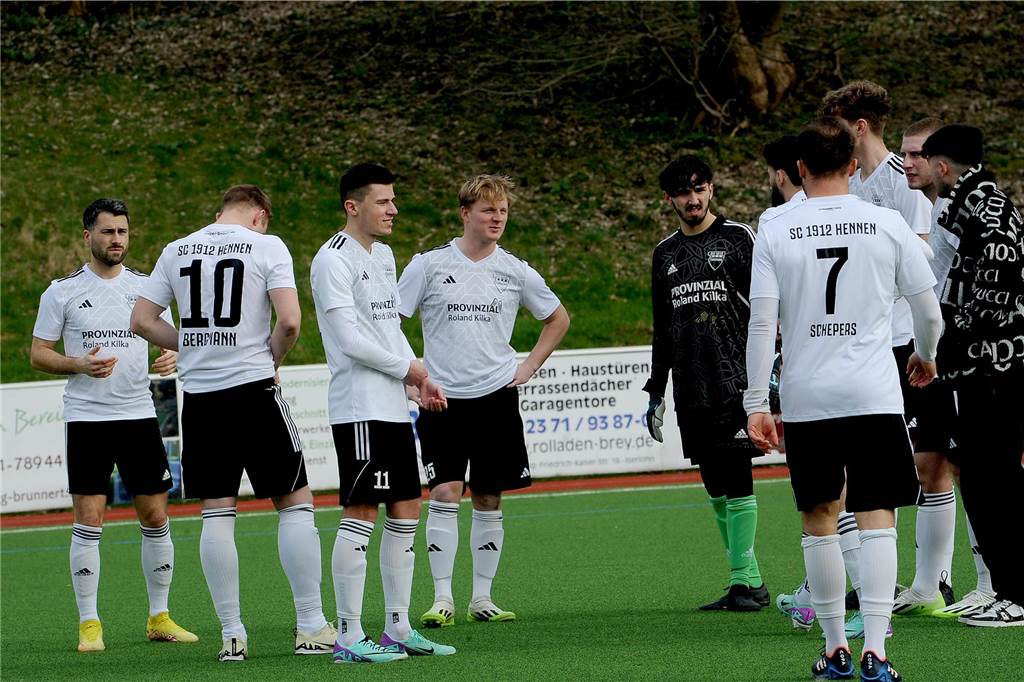 Aufstieg der SG Eintracht Ergste als Highlight: Aber zweimal auch Abstiegs-Katerstimmung Die Spieler des SC Hennen blicken enttäuscht.