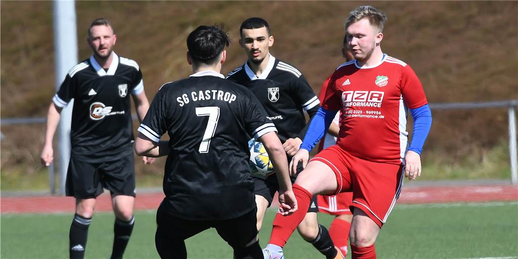 Saison fängt mies an für sieben Teams - mit Minuspunkten zunächst im Tabellenkeller Der SC Pantringshof (rote Trikots) startet mit der Bürde von drei Minuspunkten den Neuanfang in der Kreisliga C.