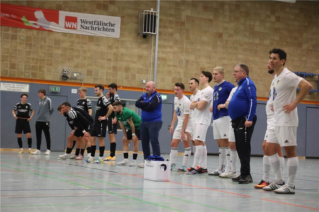 Nach Titelverteidigung: Holger Möllers gibt Davertcup-Zusage für 2026 Spieler schauen sich ein Neunmeterschießen an.