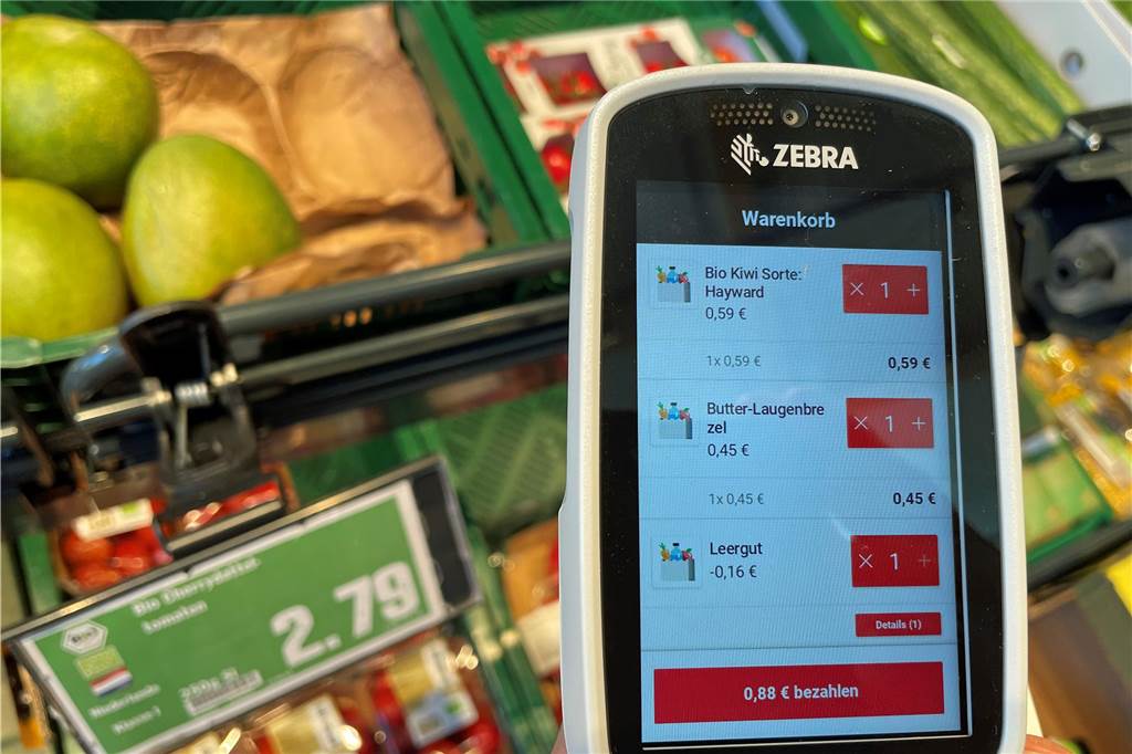 Die schöne neue Einkaufswelt im Hit-Mark ruckelt noch ein wenig Der Scanner zeigt übersichtlich Menge und Preise sowie den aktuellen Einkaufs-Zwischenstand an.