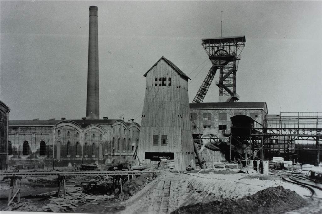 Brambauer: Ein Stadtteil mit guter Verkehrsanbindung - aber zu viel Müll Der Schacht I der Zeche Minister Achenbach um 1901.
