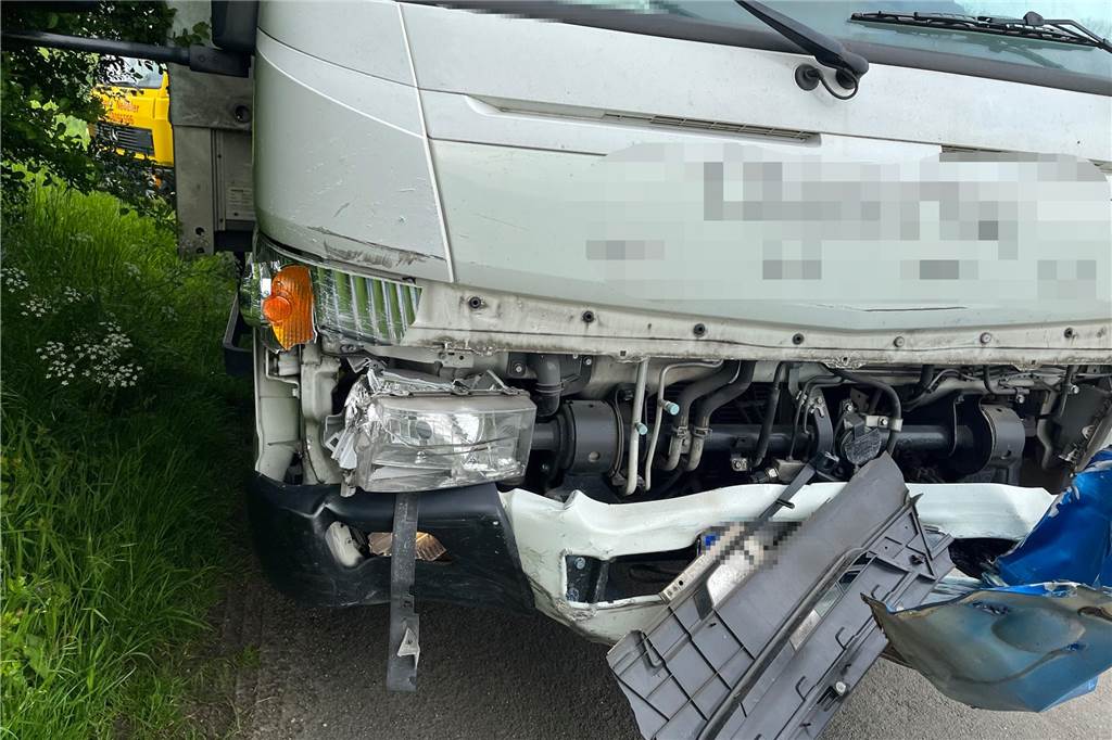 Schwerer Zusammenstoß mit Lkw: Pkw überschlägt sich, Fahrer verletzt Der Schaden am größeren Lkw/größerem Transporter beim Unfall in Werne.