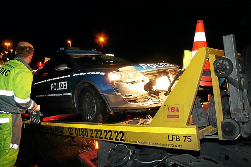 Streifenwagen geschrottet: Polizist muss blechen Der Schaden an dem Polizei-Auto war groß: 17.000 Euro soll der Beamte bezahlen.
