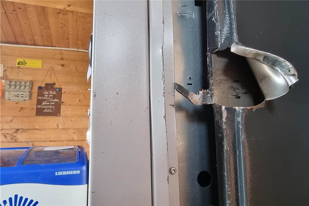 Hofladen-Einbrüche: Kripo strebt Veröffentlichung der Täter-Bilder an Ein aufgebrochener Verkaufsautomat