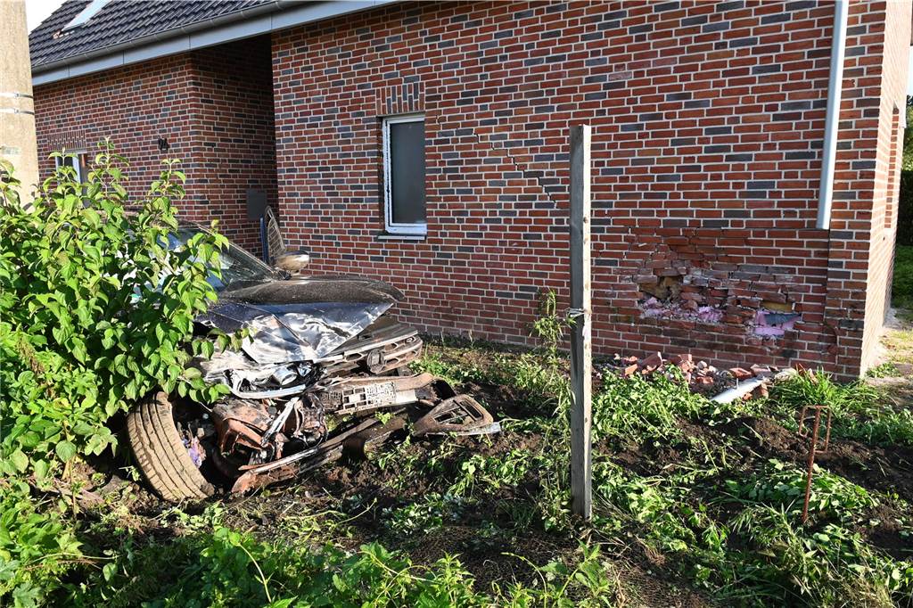 Der Schaden an der Wand ist groß.