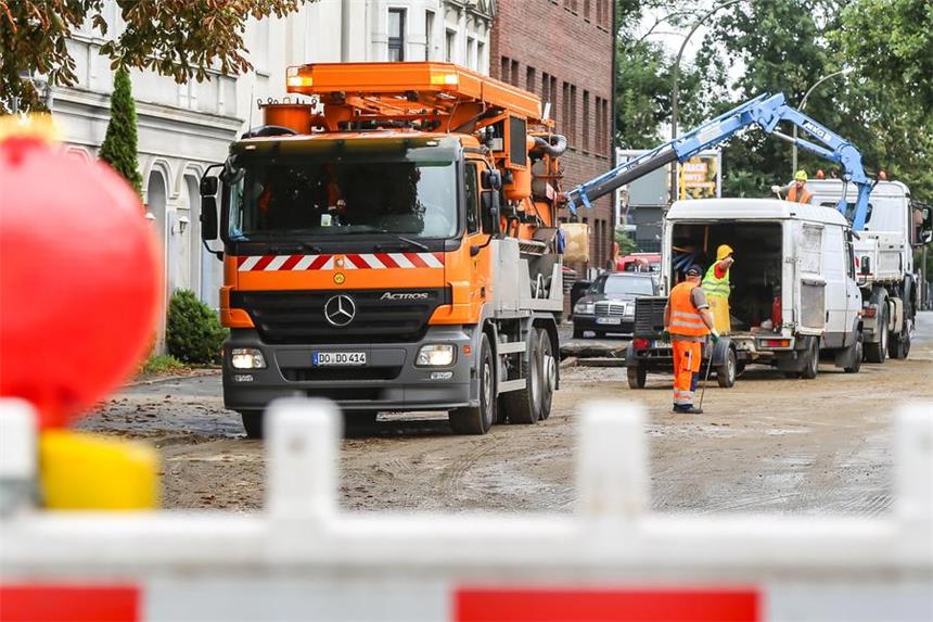 Wasserrohrbruch - Lindenhorster Straße bleibt gesperrt Der Schaden wurde am Freitagvormittag repariert - die Lindenhorster Straße bleibt jedoch gesperrt.