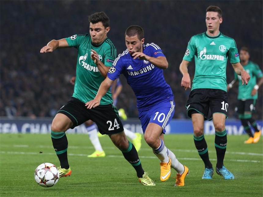 Schalker Ausrufezeichen: 1:1 beim FC Chelsea Der Schalker Kaan Ayhan (l) schirmt den Ball gegen Gary Cahill (M.) ab. Foto: Ina Fassbender