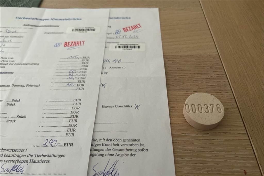 Hundehalterin entsetzt: Tierbestattung Himmelsbrücke liefert falsche Asche Der Schamottstein aus dem Krematorium in Waltrop stimmt nicht mit der angegebenen Nummer des Tierbestatters Himmelsbrücke überein.