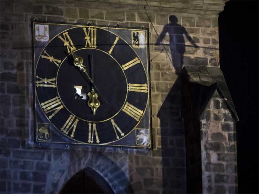 PIlsen: Von der Bier- zur Kulturhauptstadt Der Schatten des Drahtseilartisten David Dimitri vor der historischen Kulisse von Pilsen. Foto: Matej Divizna