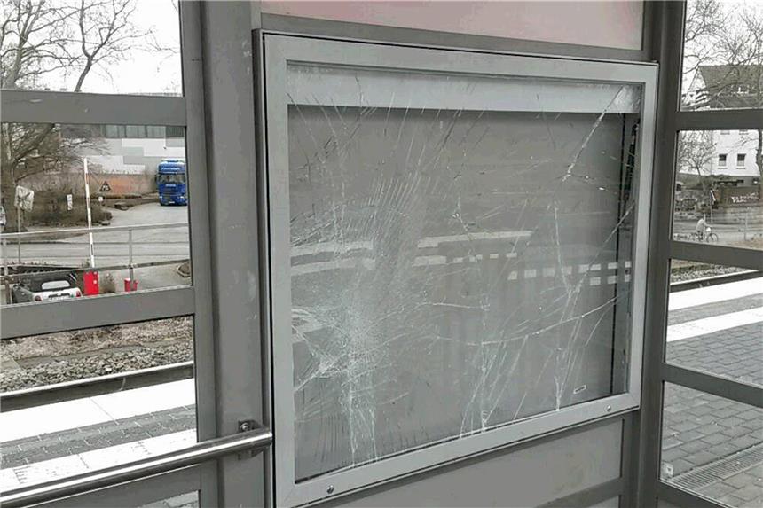 Schon wieder alles kaputt Der Schaukasten ist nach nur einer Nacht schon wieder kaputt. Foto Deutsche Bahn