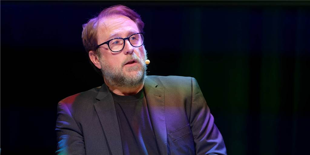 Grimme-Preis: Bjarne Mädel und Anke Engelke erhalten die begehrte Auszeichnung Ein mittelalter Mann mit dunklem Anzug und schwarzer Brille. Es handelt sich um den Schauspieler Bjarne Mädel.