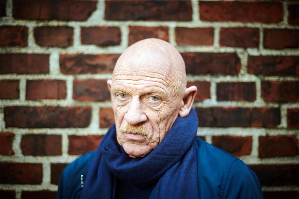 Der Schauspieler und damalige Gefängnisarzt Joe Bausch, aufgenommen vor einer Mauer seiner Arbeitsstätte, der JVA Werl.