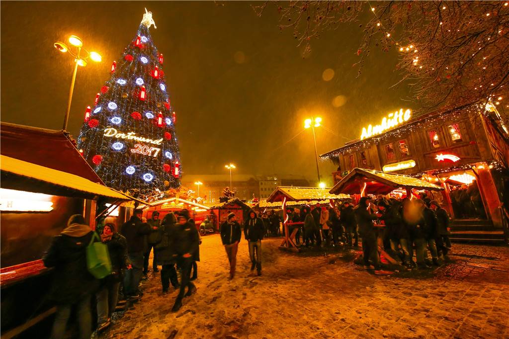 Der Schaustellerverband Rote Erde wirbt auch im Ausland für einen Besuch auf dem Weihnachtsmarkt. 80 Prozent der Weihnachtsmarkthändler können sich auf Englisch verständigen.
