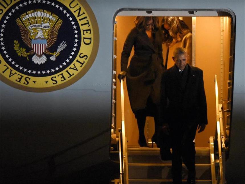 Der scheidende US-Präsident steigt mit seiner Frau aus der Air Force One. Foto: Paul Beaty