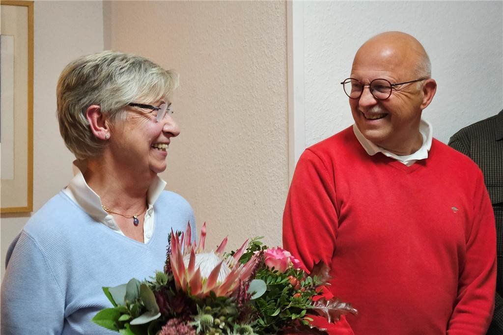 Sven Linnemann ist neuer Vorsitzender der SPD Werne Der scheidende Vorsitzende Siegfried Scholz und seine Frau Doris Scholz-Bürger bekamen Blumen zum Dank.