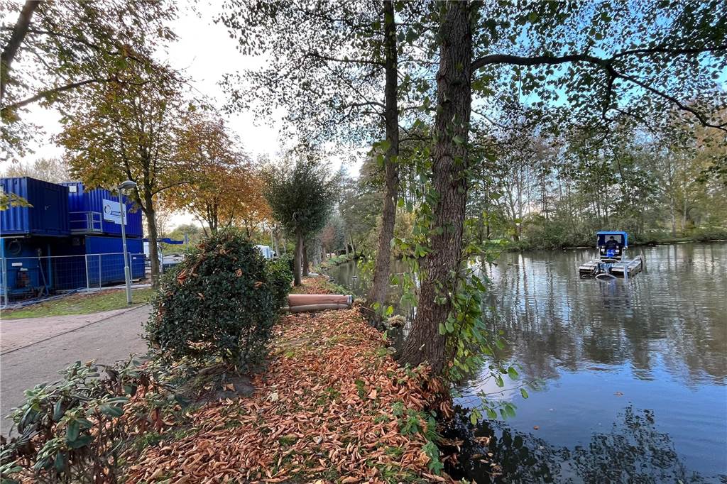 Der Schermbecker Mühlenteich musste Ende 2022 mit schwimmenden Saugbaggern entschlammt werden.