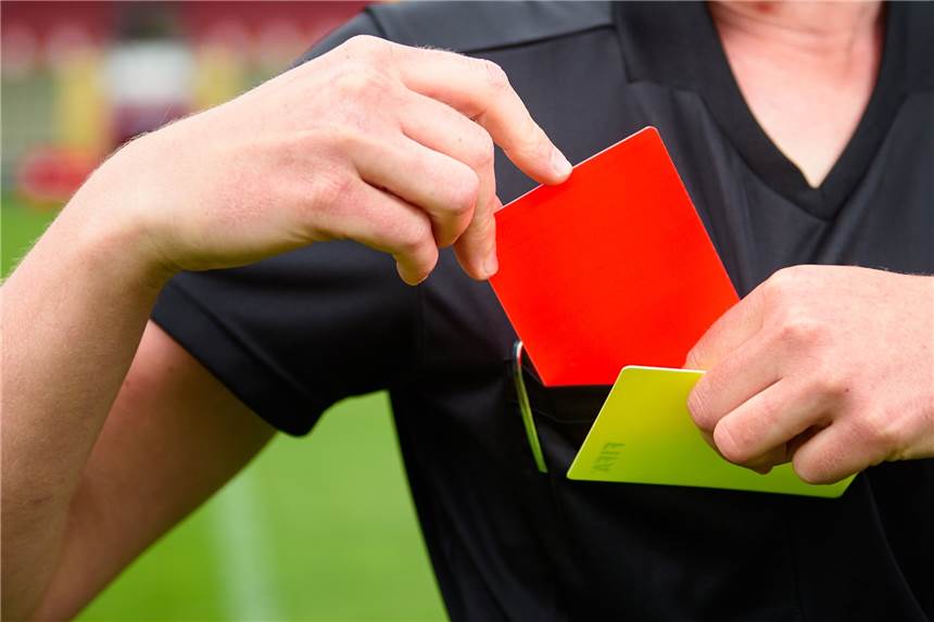 Spielabbruch: Amateurfußballer schlägt Schiedsrichter die Pfeife aus dem Mund Der Schiedsrichter brach aus kuriosen Gründen ein Amateurfußball-Spiel ab.