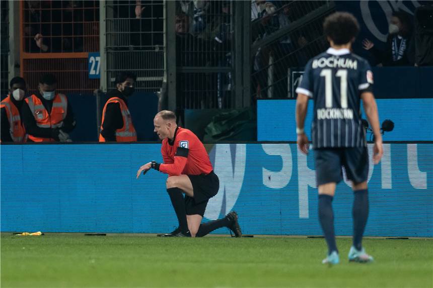 Nach Becherwurf in Bochum: Polizei hat Verdächtigen - Gilt bald ein Alkoholverbot auf Tribünen? Der Schiedsrichterassistent Christian Gittelman, der einen Becher an den Kopf bekommen hatte, kniet auf dem Platz.