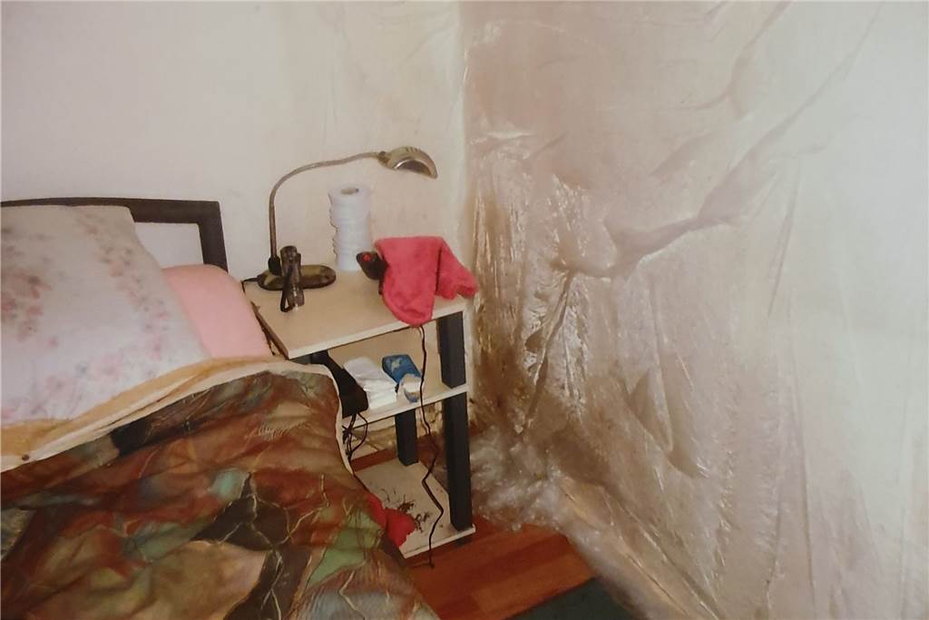 Schimmel in Vonovia-Wohnung: „Ich will da nicht mehr rein“ Der Schimmel im Schlafzimmer ist zwischenzeitlich mit Folie abgedeckt worden.