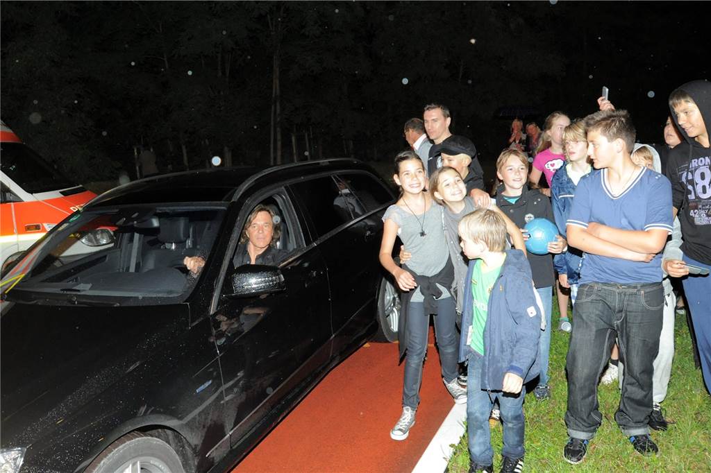 Der Schlagerstar hatte richtig Bock auf seinen Aufritt in Schwerte: Schon eine Stunde vor dem vereinbarten Termin rollte Jürgen Drews am Steuer eines schwarzen Mercedes auf dem ETuS-Sportplatz hinter der Bühne an.