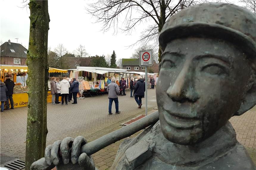 Schlöffken-Krammmarkt vor dem Aus: Organisator kritisiert den Heimatverein Heek scharf Der Schlöffken-Krammarkt wirkt mit seinen sieben Stände im Vergleich zur Party im Eppingschen Hof etwas verloren. So „viel“ los wie auf diesem Foto war nur gegen 9 Uhr. Danach flaute es mehr und mehr ab.