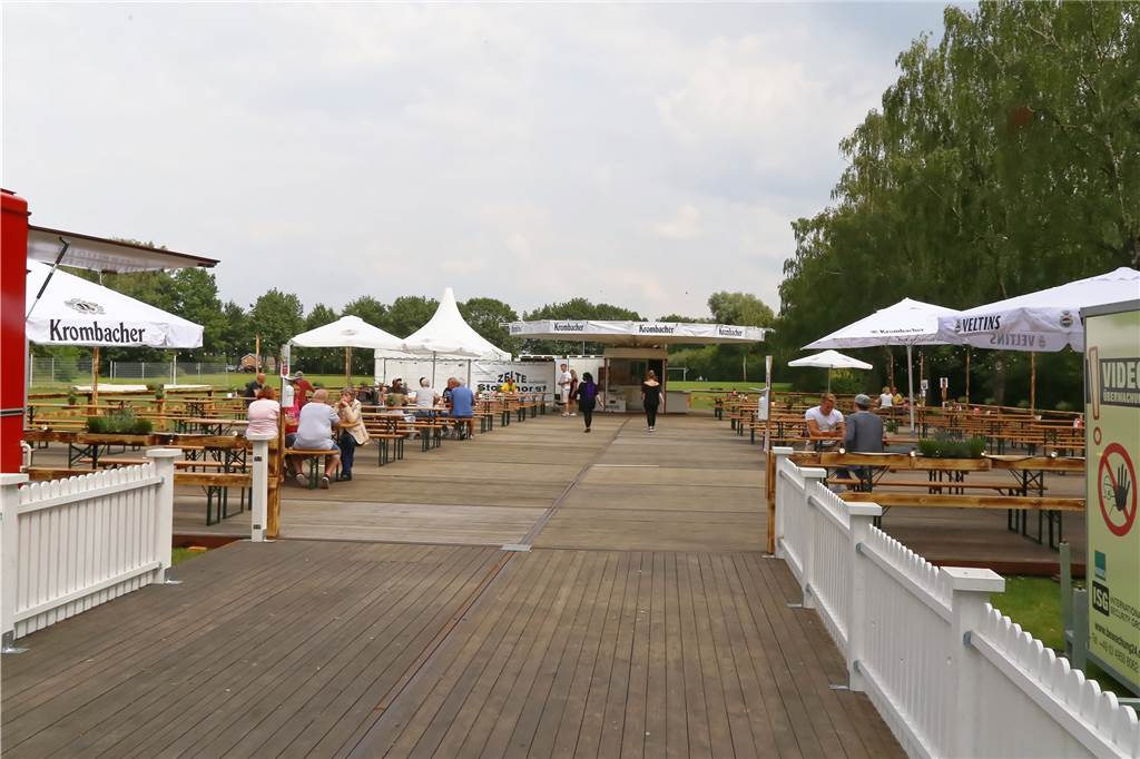 Schlossbiergarten Ahaus lockt Gäste drei Wochen in den Schlossgarten Der Schlossbiergarten Ahaus wird genauso aufgebaut, wie vor ein paar Wochen der Pop-Up-Biergarten im Stadtlohner Losbergpark.