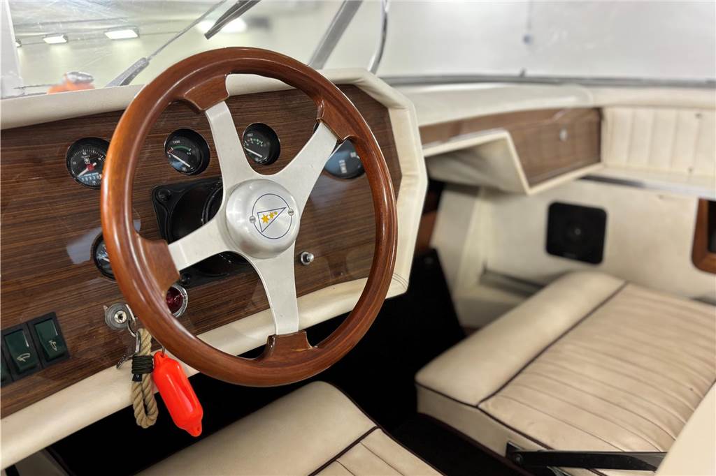 Einzige Bootswerft Dortmunds: Wo Reiche ihre Yacht restaurieren lassen Der Schlüssel steckt noch: So sieht eine der Luxus-Yachten von innen aus. Die Bootswerft Baumgart geht sehr individuell auf die Wünsche seiner Kunden ein.